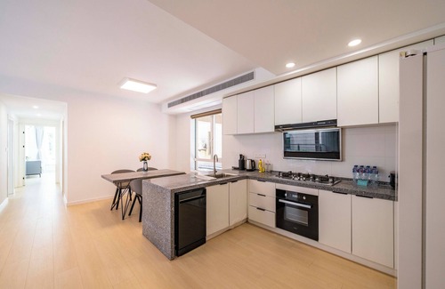 Xujiahui Bed & Breakfast | Tyms Bright 2BR 1BA Apt Xuhui Center