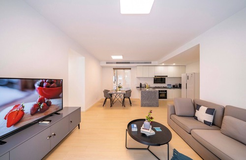 Xujiahui Bed & Breakfast | Tyms Bright 2BR 1BA Apt Xuhui Center