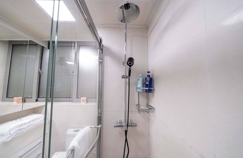 Xujiahui Bed & Breakfast | Tyms Stylish 1BR 1BA Apt Xujiahui Center