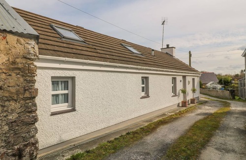 Brynsiencyn House | TYN Y GIAT, pet friendly, with a garden in Brynsiencyn