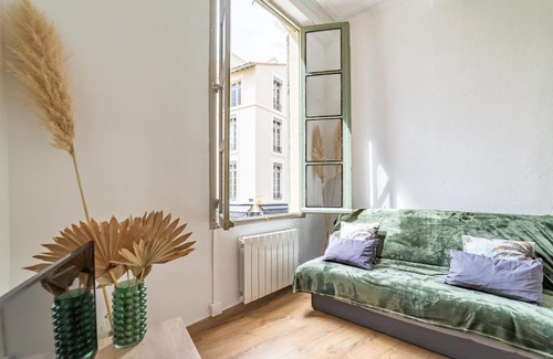 Nimes City Centre Apartment | Un pied à terre avec terrasse à la Cathédrale - Une Nuit à Nîmes