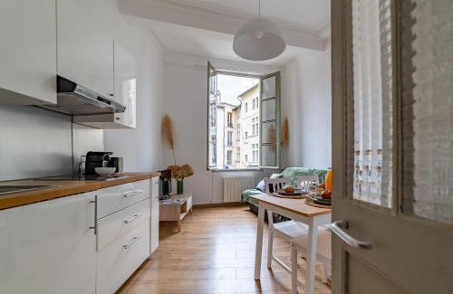 Nimes City Centre Apartment | Un pied à terre avec terrasse à la Cathédrale - Une Nuit à Nîmes