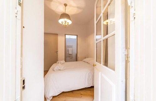 Nimes City Centre Apartment | Un pied à terre avec terrasse à la Cathédrale - Une Nuit à Nîmes