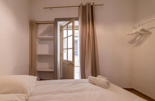 Nimes City Centre Apartment | Un pied à terre avec terrasse à la Cathédrale - Une Nuit à Nîmes