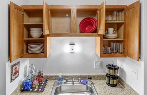 Wauwatosa Apartment | Underground Parking,Near Froedtert, King Bed, Fast WiFi