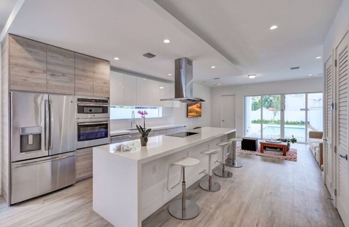 Coral Way Villa | Unique 8BR Townhouse w/Heated Pools – 10% Off Thanksgiving!