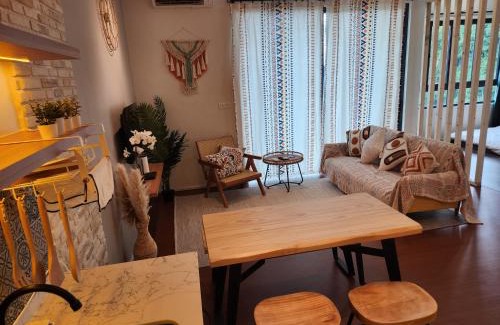 Ulu Kinta Apartment | Unique Boho Style Condo with NETFLIX for up to 5PAX - Enjoy Mountain View while swimming at the Infinity Pool & Natural Hotspring Pool, 2mins walk to the Lost World of Tambun, Water Themepark at IPOH