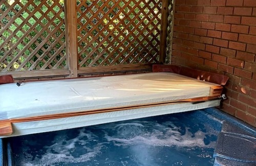 Elstree Villa | Unique Cottage with Swimming Pool & Hot Tub