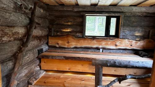 Renko House | Upea hirsi mökki ulkoporeltaalla sekä kelosaunalla