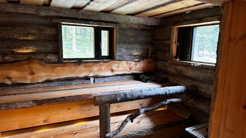 Renko House | Upea hirsi mökki ulkoporeltaalla sekä kelosaunalla