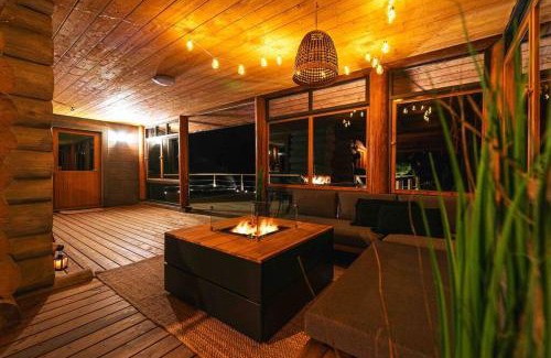 Renko House | Upea hirsi mökki ulkoporeltaalla sekä kelosaunalla