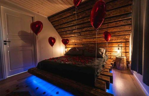 Renko House | Upea hirsi mökki ulkoporeltaalla sekä kelosaunalla