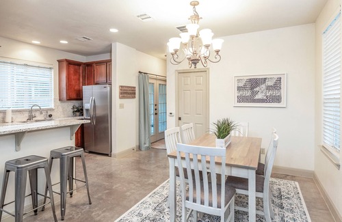 Govalle Apartment | Upstay - Govalle Get-a-way