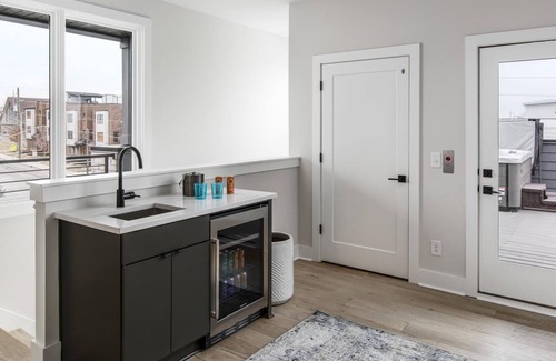 Edgehill Cottage | Urban Row - Rooftop Hot Tub - Heart of Gulch