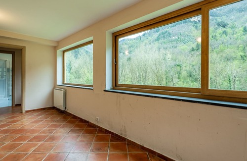 Gallicano House | Vacation Home "Relais In Spa La Grotta Del Vento" with Mountain View, Shared Pool & Wi-Fi