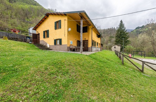 Gallicano House | Vacation Home "Relais In Spa La Grotta Del Vento" with Mountain View, Shared Pool & Wi-Fi