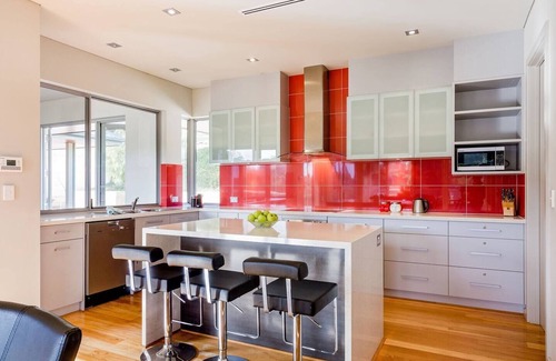 Yallingup House | Valley Views Elevated Hilltop Escape near Beaches