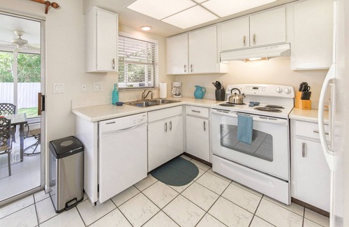 Venice Gardens House | Venice Palm Villa - Minutes to the Beach - Screened Patio- Fenced yard!