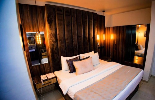 Asaba Hotel | Vic & J Lounge and Hotel