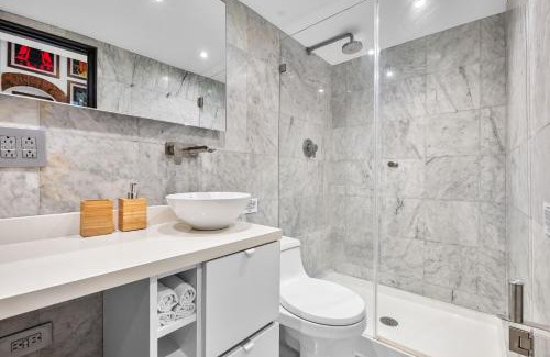 Catedral Apartment | Viejo San Juan Art Loft Fast Wifi Ac