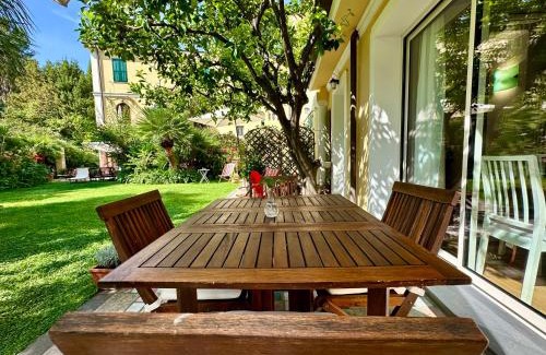 Vallecrosia Apartment | Villa Angelina Holiday Homes I Casa UG I Villa del 700 I Giardino I 4 ospiti I Mare 5 min I Parcheggio privato