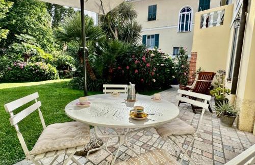 Vallecrosia Apartment | Villa Angelina Holiday Homes I Casa Limone I Villa in città I 6 ospiti I Mare 5 min I Giardino I Parcheggio privato