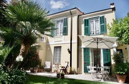 Vallecrosia Apartment | Villa Angelina Holiday Homes I Casa Limone I Villa in città I 6 ospiti I Mare 5 min I Giardino I Parcheggio privato