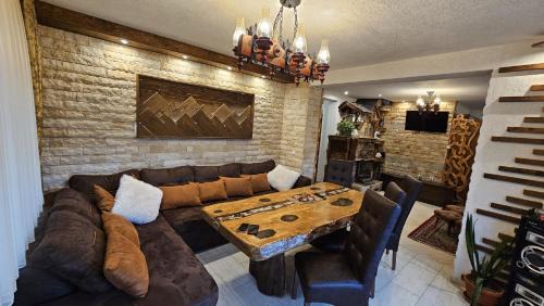 Sarnitsa House | Villa Hills - къща за гости с храна