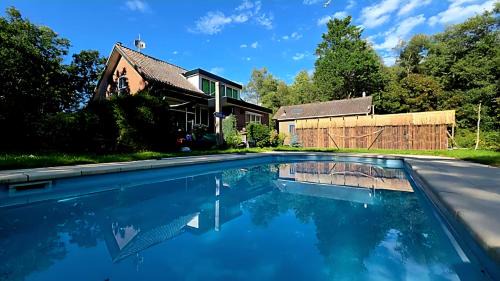 Velsen-Zuid Villa | Villa in the forest of Amsterdam with Pool