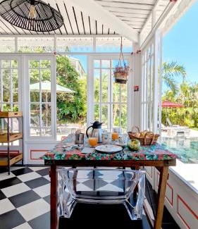 Bois de Nefles Bed & Breakfast | VILLA MANAAKI