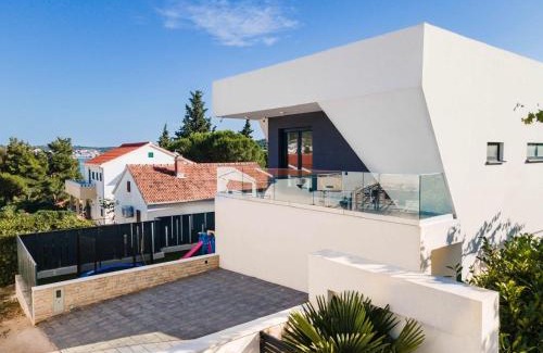 Rogoznica Villa | Villa Skyline- near beach and city center with heated pool