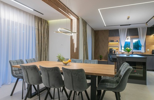 Srijane Villa | Villa with private pool, jacuzzi and table tennis