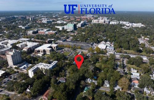 Pleasant Street House | Walk to UF & Dntwn Free Parking - Pet Friendly