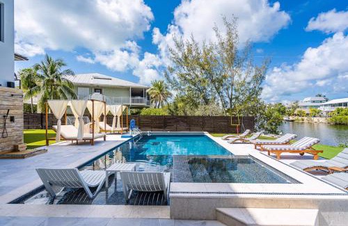 Buccaneer Point Villa | Waterfront Luxe Pool, Hot Tub, Theater, Games and more