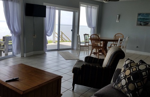 Cleveland Apartment | Waterfront pet friendly retreat located on Oneida Lake in Cleveland, NY.
