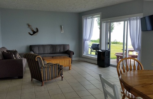 Cleveland Apartment | Waterfront pet friendly retreat located on Oneida Lake in Cleveland, NY.