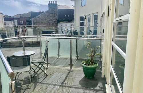 Mylor Churchtown Apartment | Waterside apartment, central Falmouth, Vi-spring king bed, gated parking