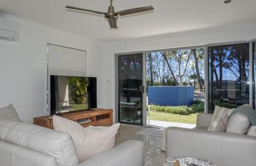 Tin Can Bay Villa | Welcome to Bay Views on Esplanade