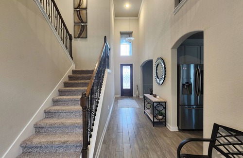 Katy House | Welcome to The Cozy House! 3500sqf house with 20ft ceilings. Home office and gym
