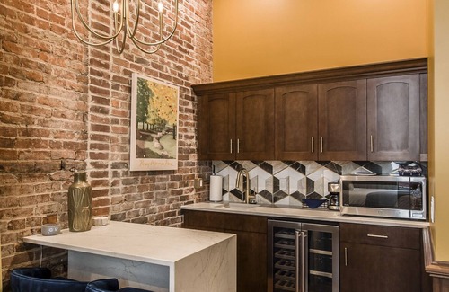 Arts District Apartment | Welcome to the legendary Southern Turf Building in the heart of downtown Nashville, Tennessee!