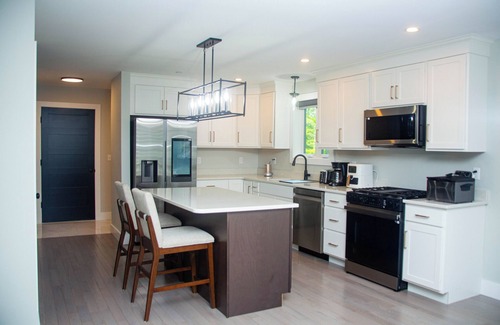 South Casco House | Welcome to your cozy Raymond retreat — a warm, family-friendly house.