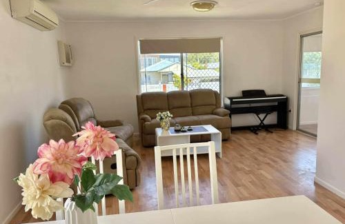 Graceville House | Welcome to your leafy retreat in Graceville!