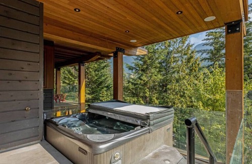 Whistler Creekside Ski Chalet | Whistler Chalet Getaway - 4 Bedroom With Hot Tub