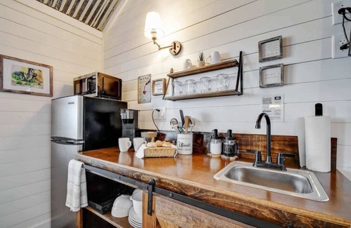 Fredericksburg Cottage | Windmill Meadows Cottages-firepit-hill Country Views!
