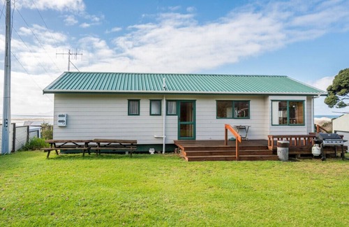 Mangawhai Heads Cottage | Wine Downtime - Mangawhai Holiday Home