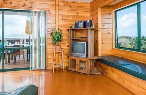 Mangawhai Heads Cottage | Wine Downtime - Mangawhai Holiday Home