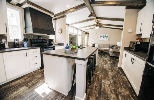 Rogersville House | WINTER LONG-TERM RATES 40% off RUSTIC MODERN HOME NESTLED IN THE OZARK WOODS
