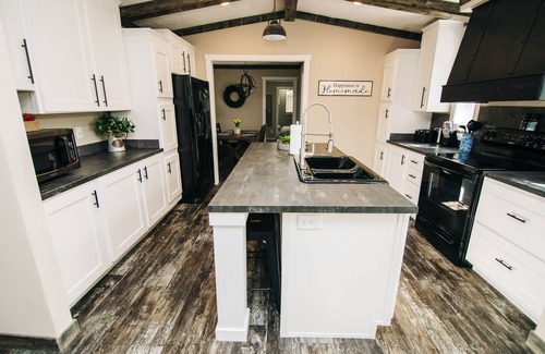 Rogersville House | WINTER LONG-TERM RATES 40% off RUSTIC MODERN HOME NESTLED IN THE OZARK WOODS