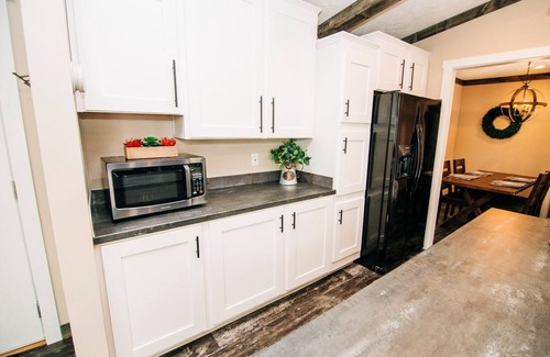 Rogersville House | WINTER LONG-TERM RATES 40% off RUSTIC MODERN HOME NESTLED IN THE OZARK WOODS