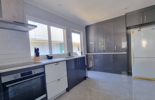 Pakuranga Heights Apartment | Wonderful Renovated 4BR House - Netflix